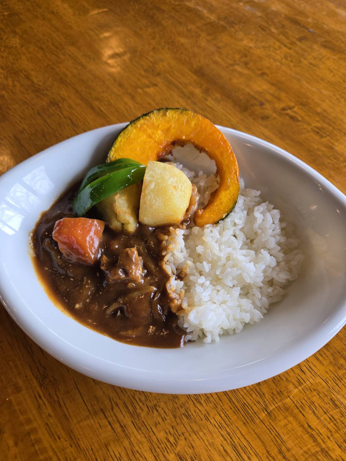 季節の野菜を添えたカレー