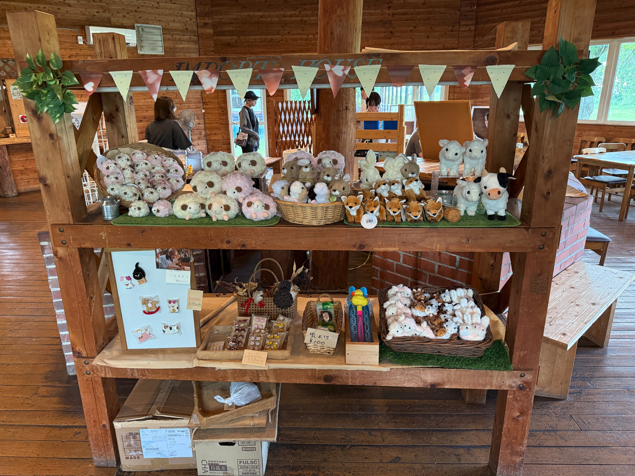 ぬいぐるみやオリジナル雑貨が並ぶ店内